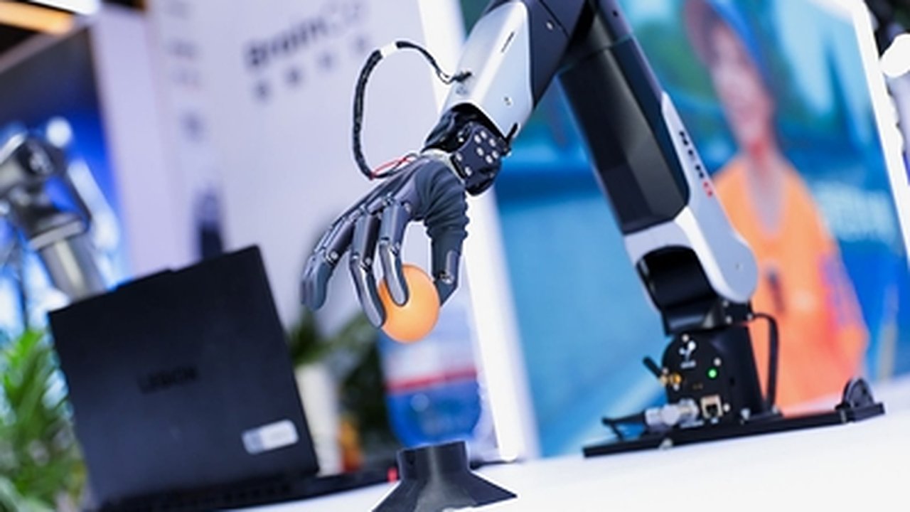 Brainco unveils mind-to-robot control platform at waic
